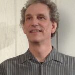 Dominik (pn) greift in die Tasten des Pianos und verleiht den Liedern eine kreative Klangfülle.