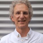 Dominik (pn) greift in die Tasten des Pianos und verleiht den Liedern eine kreative Klangfülle.