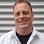 Mark (gt) spielt die Gitarre und beherrscht eine Vielfalt an Stilen mit feinfühligen Soli.